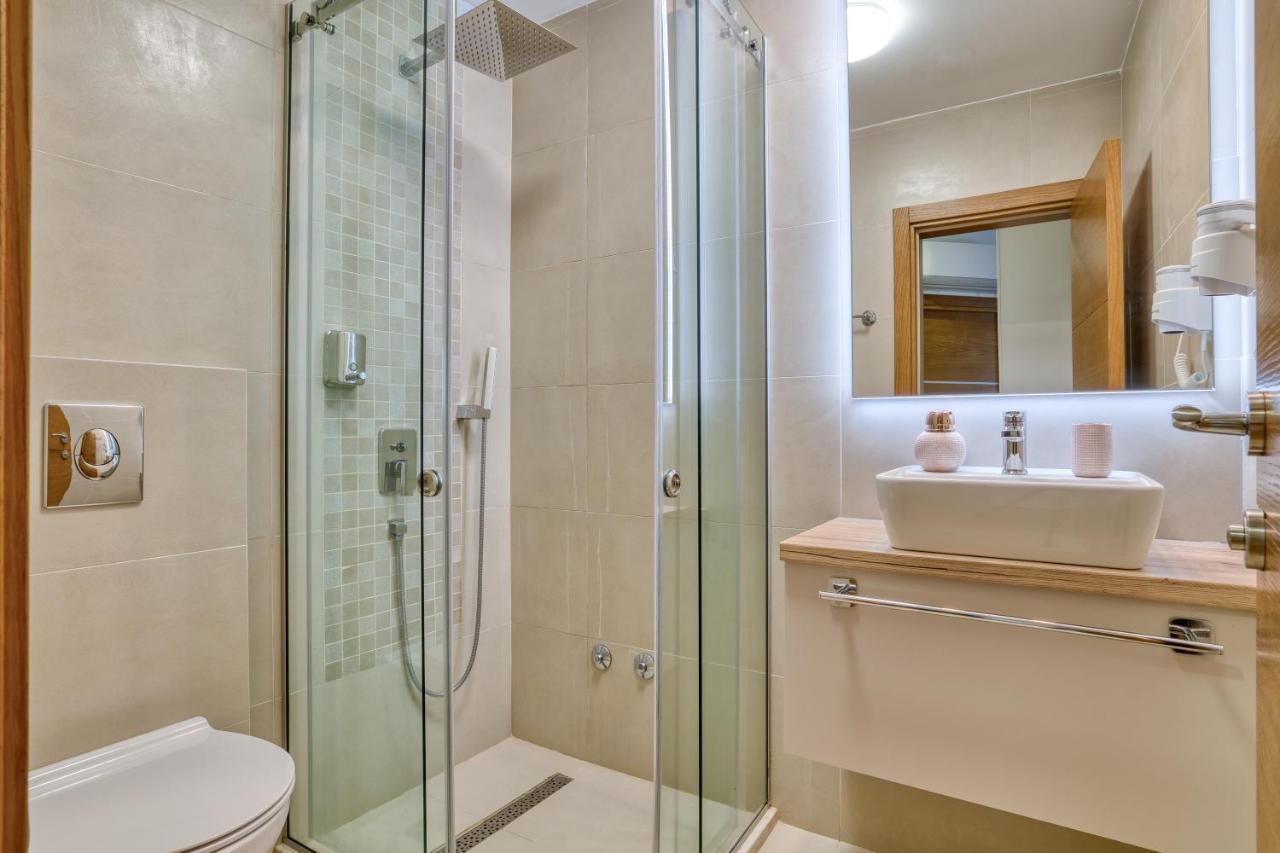 Symphony Apartments Street View Petrovac Екстериор снимка